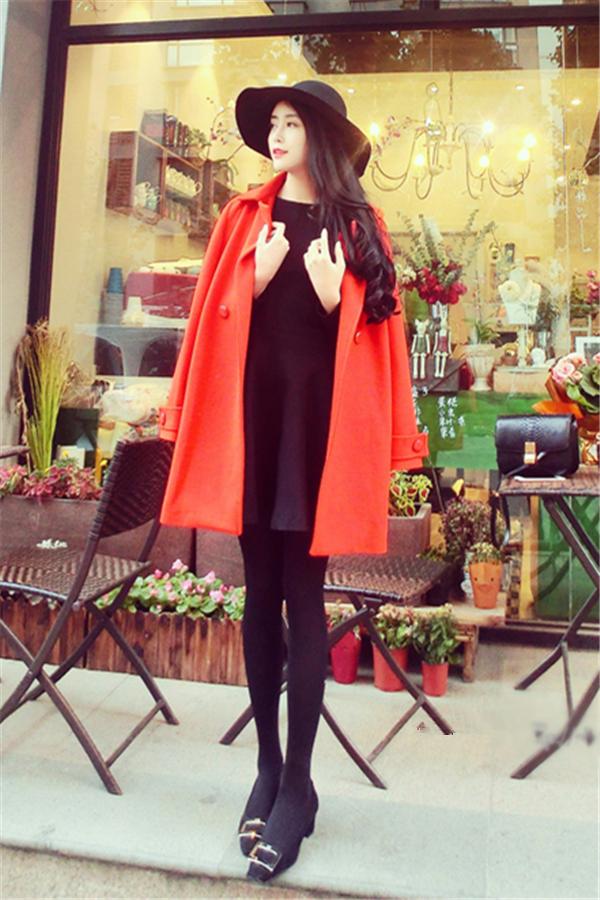 红色大衣搭配黑色连衣裙,红与黑的碰撞,显露出