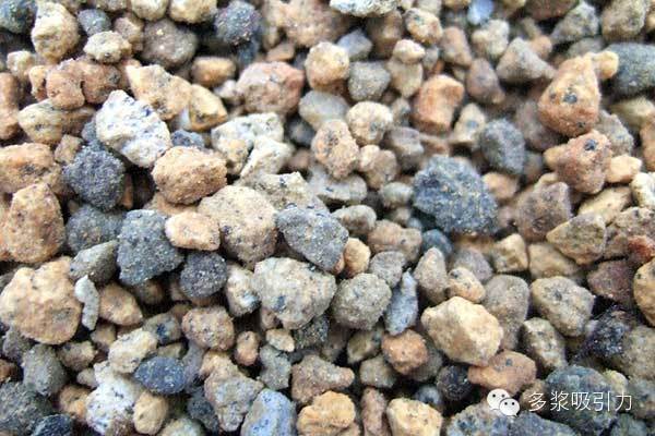 桐生砂:偏红色的火山石,含铁量较高,很重…-堆