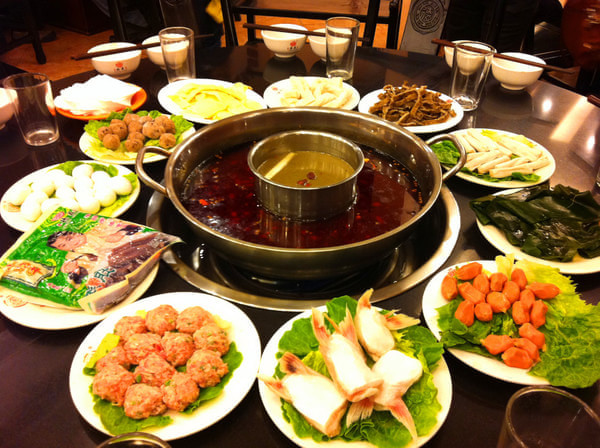 重庆火锅又称为毛肚火锅或麻辣火锅,是汉族传统饮食方式,起源于明末