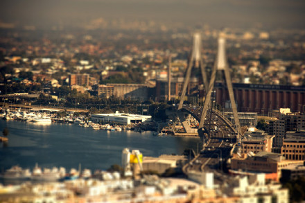 tilt-shift photography,泛指利用移轴镜头创作的作品,所拍摄的照片