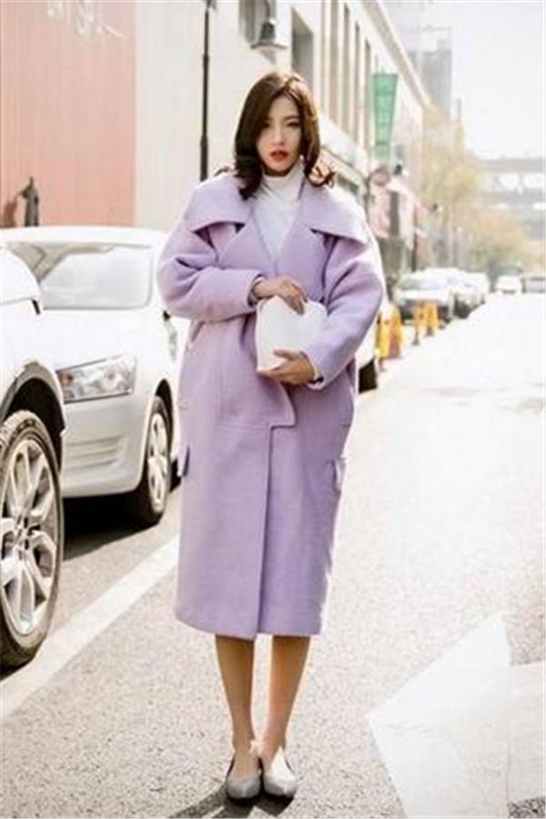 香芋紫大衣搭配白色针织衫,廓形大衣显瘦,…-堆