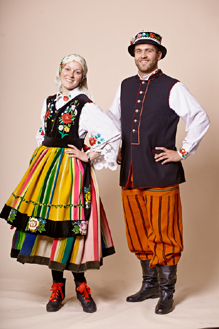绘画参考# 波兰民族服装之一, lowicz (沃维奇)服饰~ 以花冠装饰的