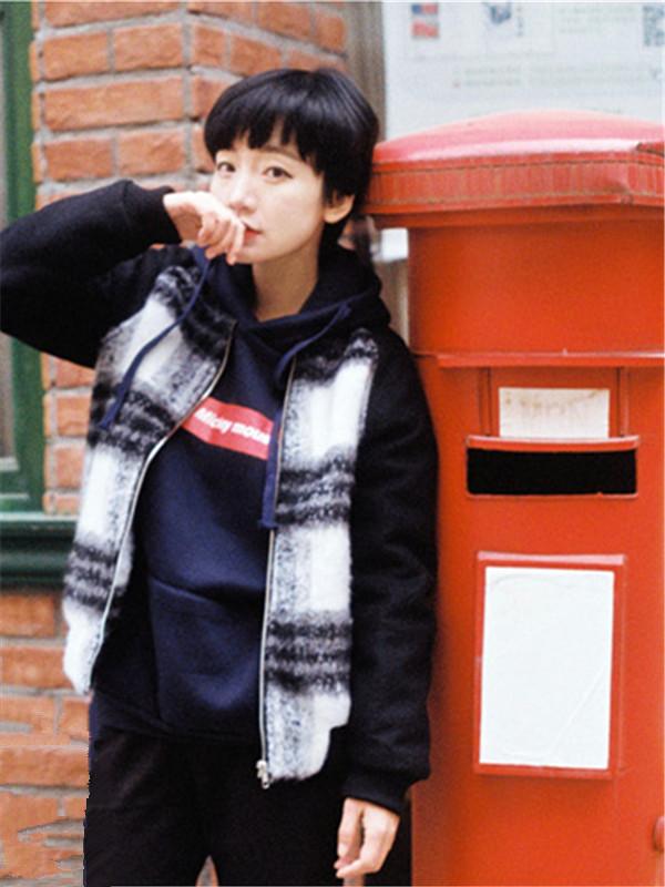 棒球服的设计,内里有夹棉,黑白格子和黑色…-堆