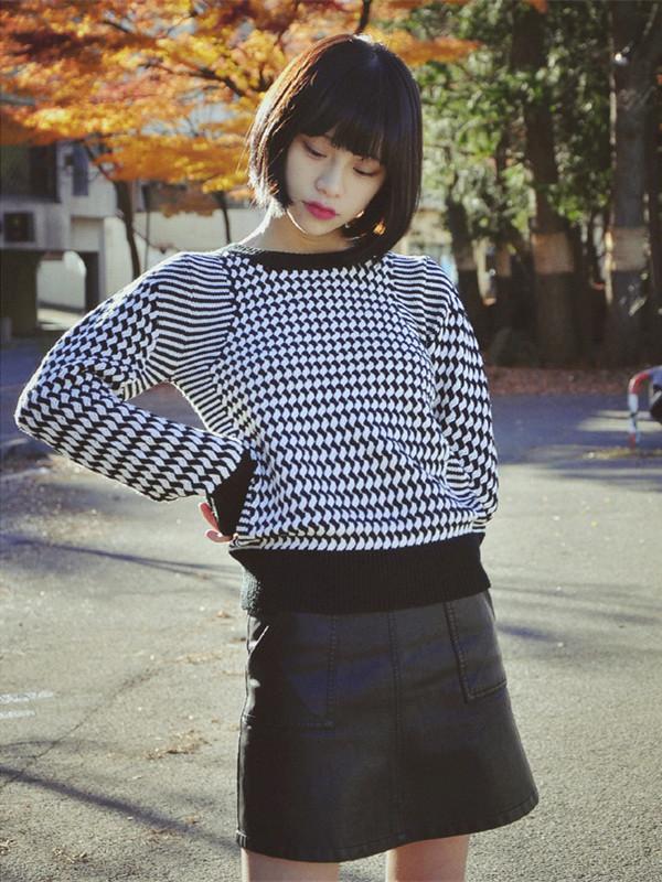 黑白菱格毛衣搭配小皮短裙,简约性感。