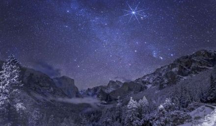 这里是美国加州,夜空中银河闪耀.这张照片拍摄于12月14日.