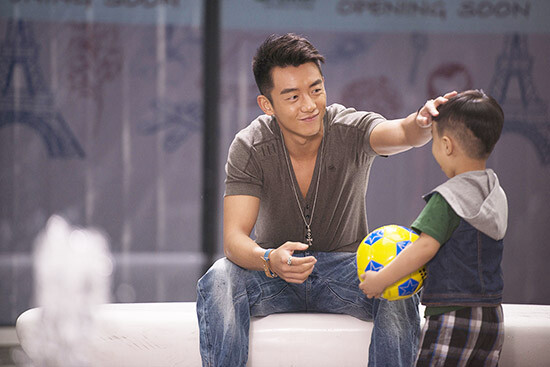 片中,郑恺饰演的"查义"在儿子一周岁生日当天才被告知,自己当年与"左
