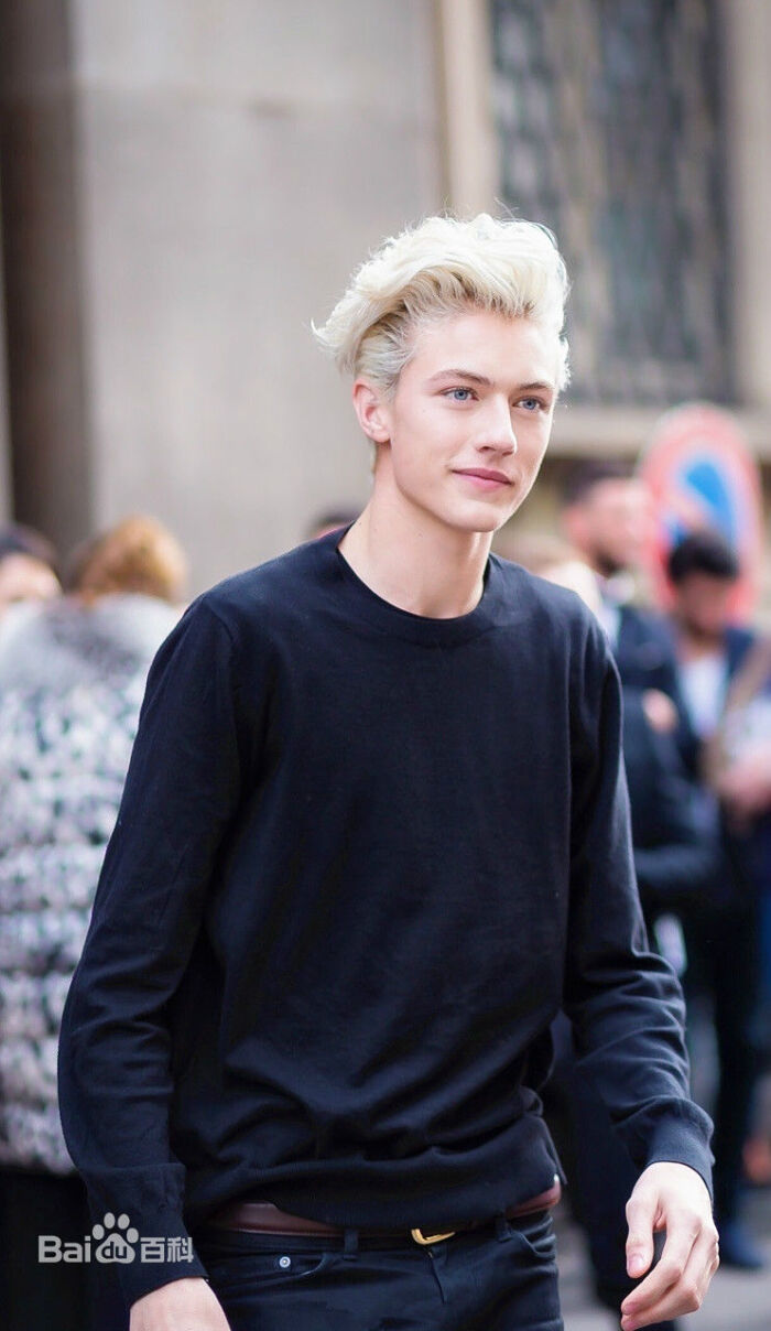 lucky blue smith,16岁(2015年),身高达到了190cm.职业模特.