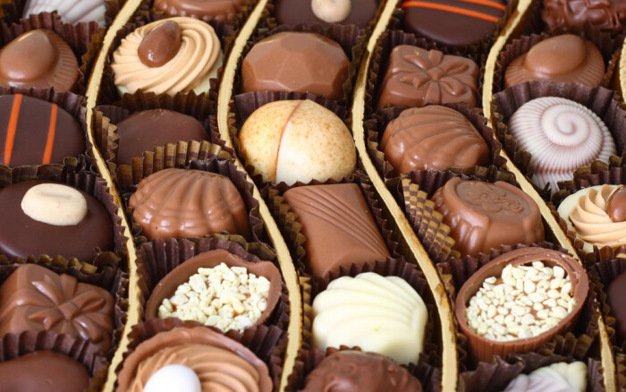 情人节,情侣之间都有赠送巧克力的习惯,据说2月14号的情人节是男生