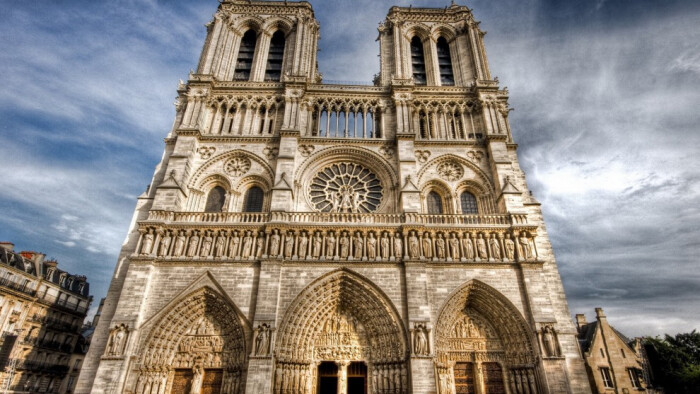 著名建筑巴黎圣母院以古典建筑屹立湖边,完美的哥特式对称,历史悠久.