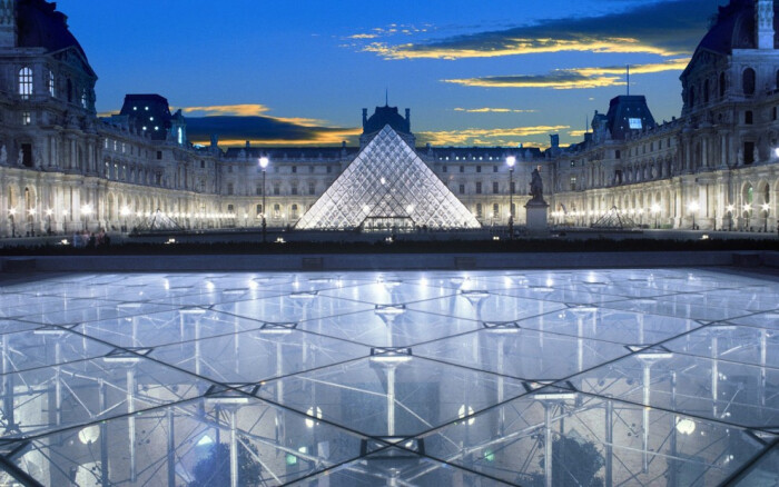 你看,它那透明金字塔建筑多么华丽?它还有数十万件的艺术收藏.
