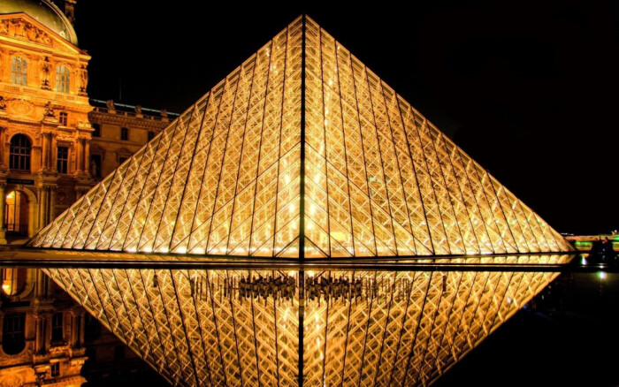 你看,它那透明金字塔建筑多么华丽?它还有数十万件的艺术收藏.