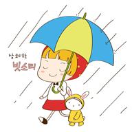 小红帽女孩撑着雨伞和兔子雨中漫步