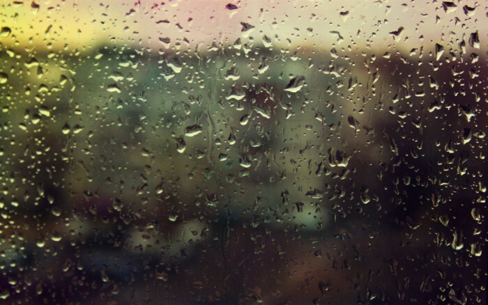 在下雨的时候,你有没有透过窗户向外看过呢,有没有发现此时玻璃窗外的