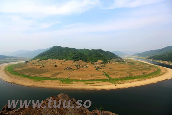 丹东宽甸境内,从牛毛坞去往浑江村的路的一处风景.如在画中.