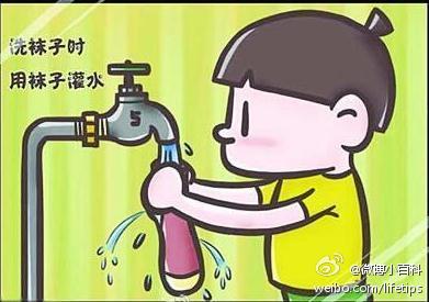 【巧洗白色袜子】先把袜子放清水里揉几下,不用放任何洗涤剂,然后拧干
