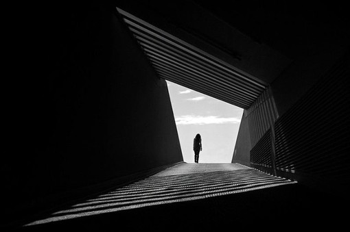 德国摄影师kai ziehl 黑白色调街头摄影图片,光与影的交汇