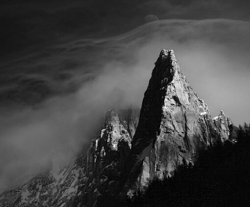 分享来自法国著名摄影师alexandre deschaumes的黑白色调的大山/雪山