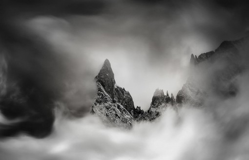 分享来自法国著名摄影师alexandre deschaumes的黑白色调的大山/雪山