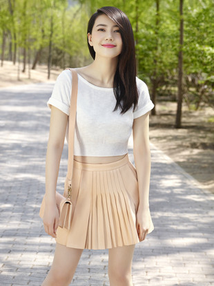 高圆圆身着h&amp;m 2014环保自觉行动限量款裸色皮质半裙及真皮