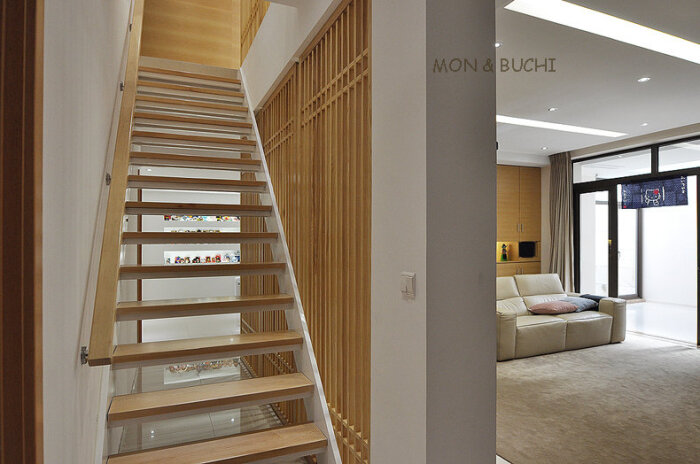 清新日式--镂空楼梯,光线可以无障碍的照…-堆
