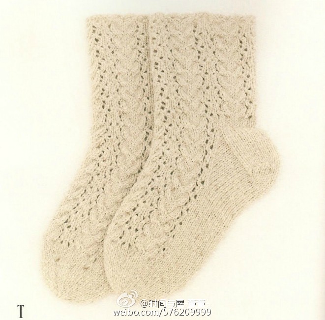 钩针美袜# 接下给大家分享的一组超级好看又稍微有点复杂的手编袜子