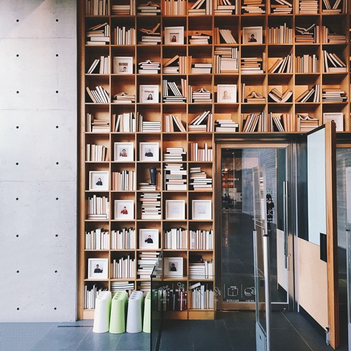发现自instagram的一组充满文艺气息的书架摄影作品,可能拍摄自咖啡馆