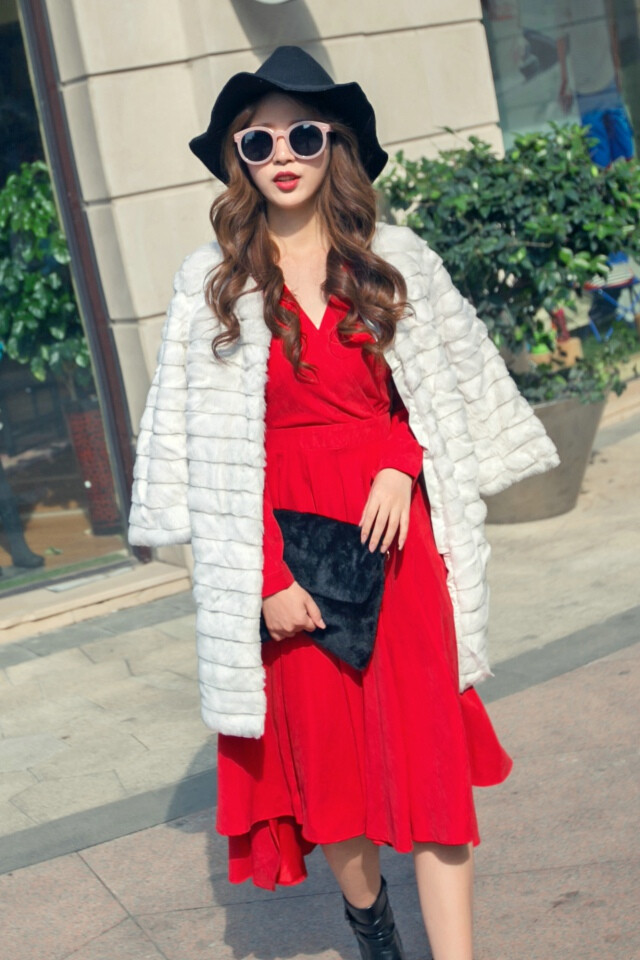 精致的仿皮草白外套配上正红色的连衣裙,真的非常复古优雅~参加婚礼