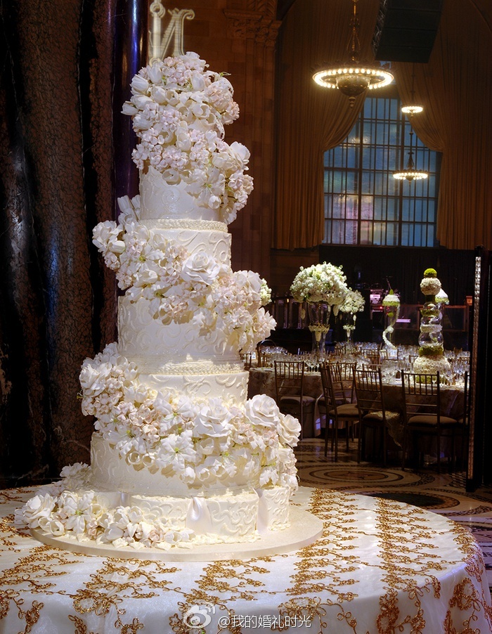 【17款巨型婚礼蛋糕灵感】造型和口味俱佳的巨型蛋糕一定能你的婚礼