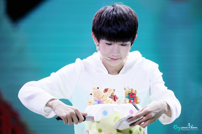 【王源 1108王源的森林小夜曲生日会】#tfboys王源# #王源# 吃蛋糕好