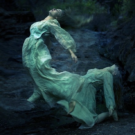 美国摄影师 brooke shaden 的一组观念摄影作品,仿佛一个窥探黑暗世界