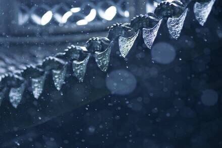 少年听雨花丛前,细雨绵绵.中年听雨秦楼馆,大雨倾盆.