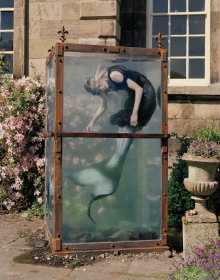 "囚禁人鱼" 来自摄影师 tim walker,模特 kristen macmenamy .