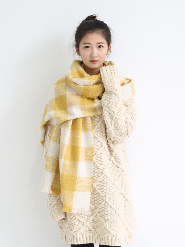 菱格高领毛衣冬天特别温暖,配个黄色格子围巾
