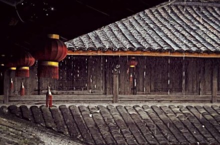 倚楼听风雨,淡看江湖路.