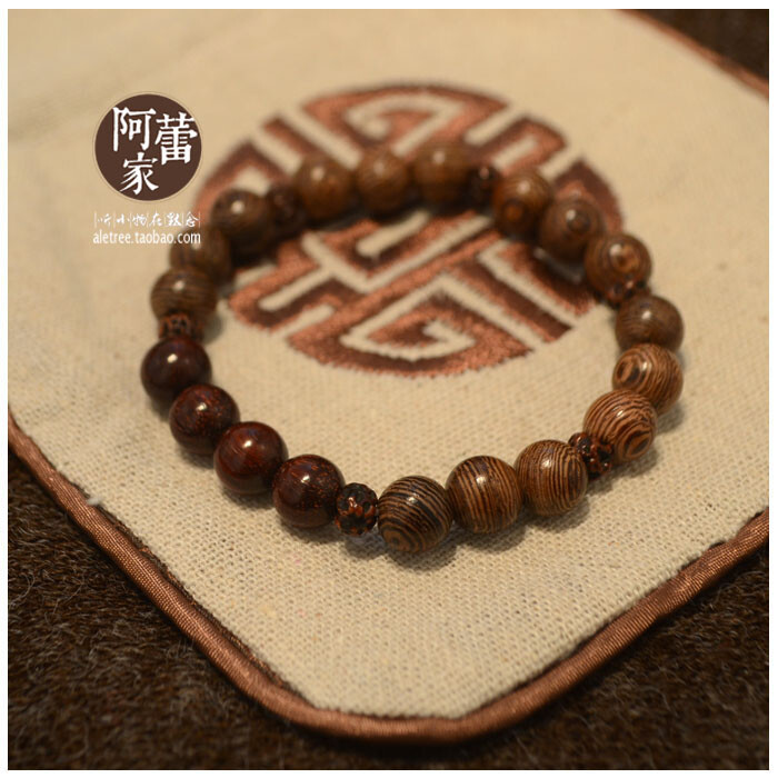 「落花无言,人澹如菊,书之岁华,其曰可读。」