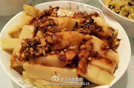 【香辣豌豆粉】1.用锅烧开500ML水,加豌豆…