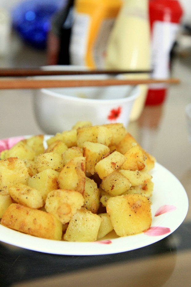 黄油香煎土豆块 - 懒人菜,绝对美国家常菜风味,可以配上蛋黄酱和番茄