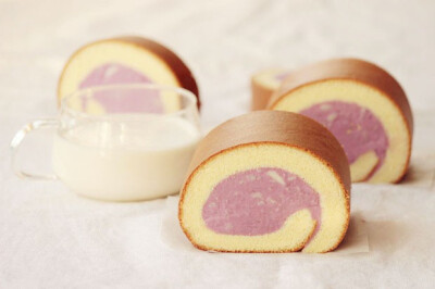 香芋紫薯蛋糕卷 - 挺清爽的卷心 用紫薯和香芋蒸熟后捣成泥加入纯牛奶