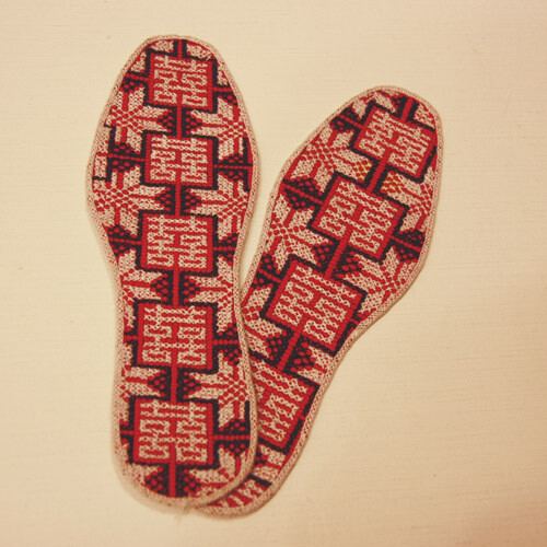 来自贵州老寨子的刺绣鞋垫,写满了喜字