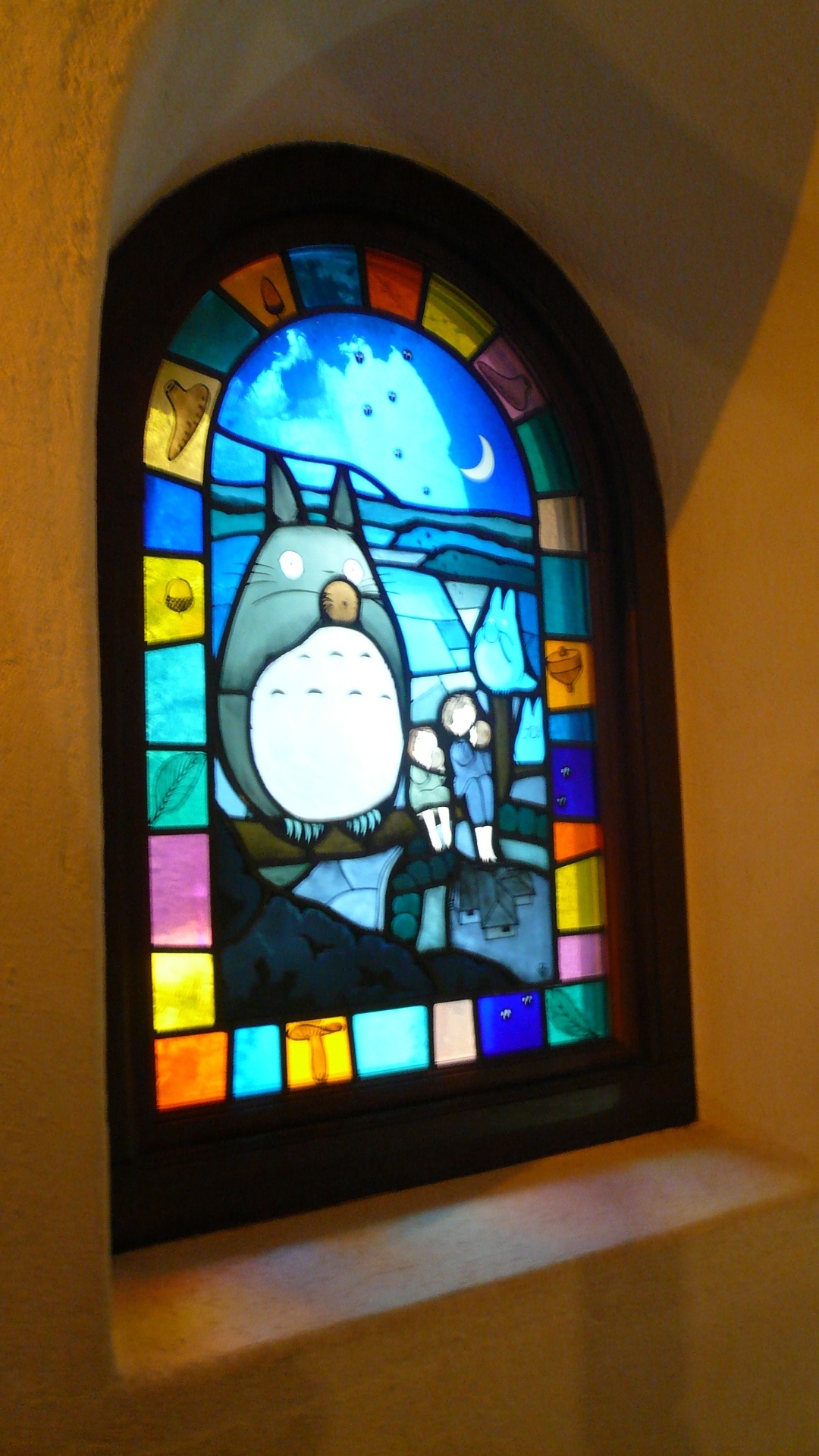 日本-三鹰之森吉卜力美术馆的彩色玻璃窗