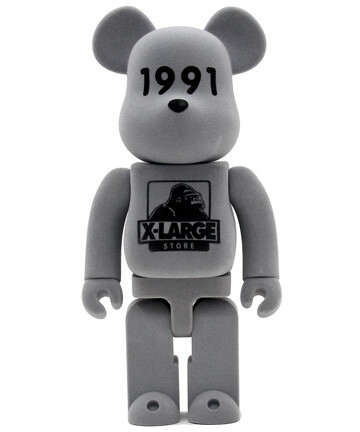 日本知名玩具公司medicom toy与知名潮流品牌x-large联名推出的x
