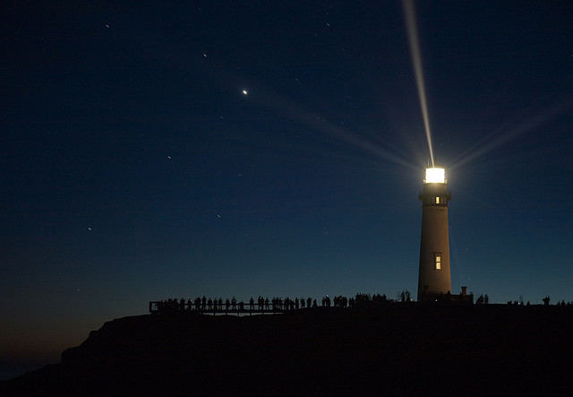 灯塔的光把夜空都照亮此图摄于11月15日705pm曝光30秒80mm焦距光圈5