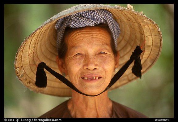 戴斗笠的越南老农妇