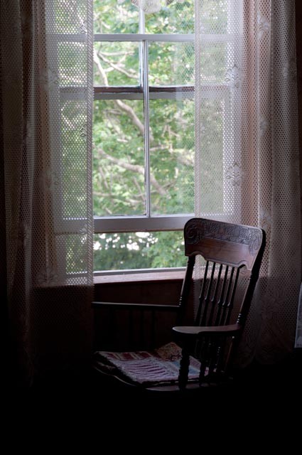 2011年10月27日 13:01   关注  家居 窗户 蕾丝窗纱 窗台 树木 椅子