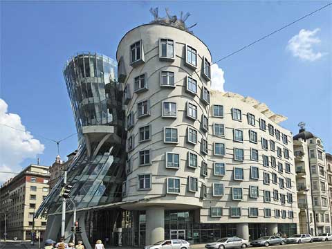 与生于南斯拉夫的克罗埃西亚籍捷克建筑师弗拉多·米卢尼克,于一个空