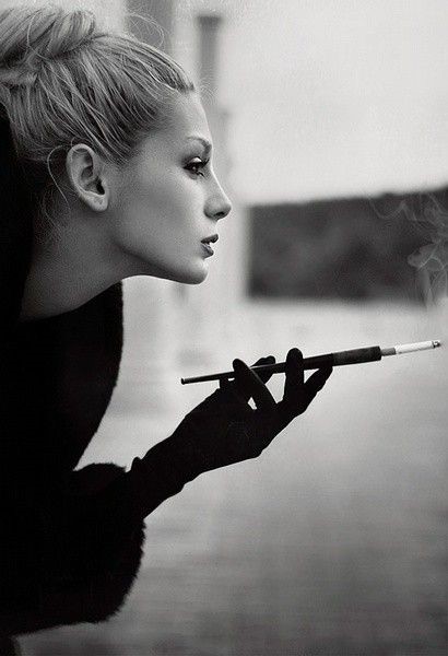 女人抽烟也挺帅的