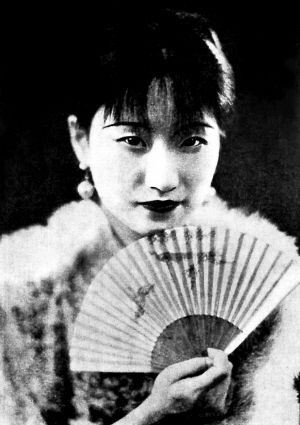 陆小曼她18岁就精通英文和法文.1920年和王庚结婚,1925年离婚.