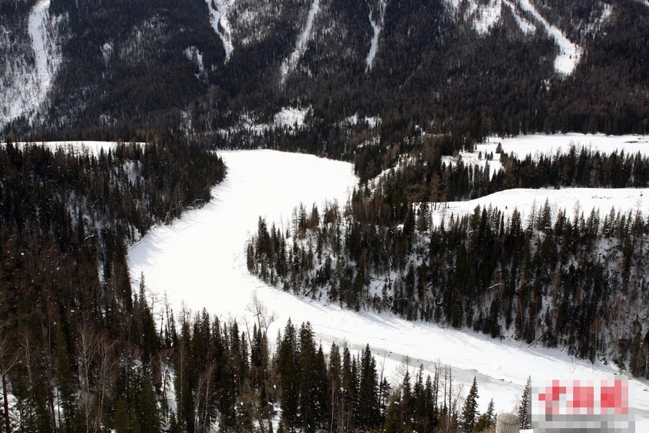 冬季到喀纳斯来赏雪景,这里呈现的是与其它季节迥然不同的旷美之景