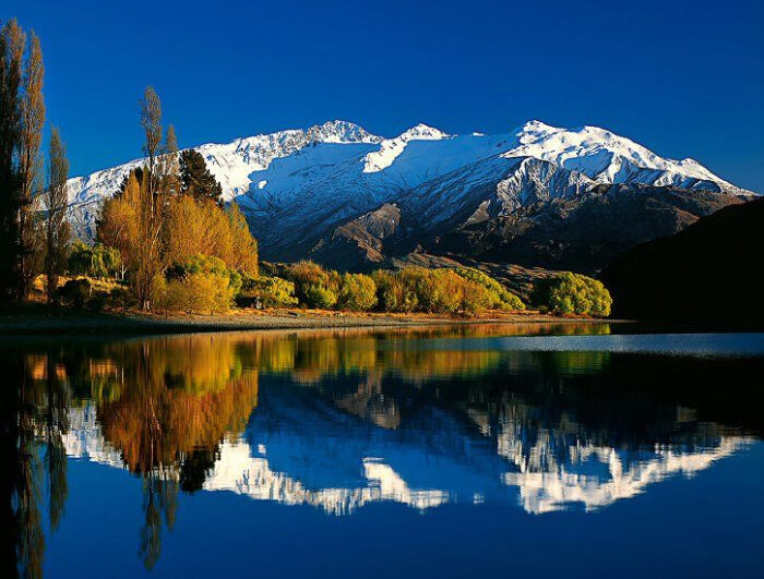 南岛lake wanaka湖畔,雪山倒影在静静湖面.