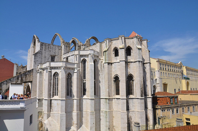 这座中世纪修道院曾毁于1755年的里斯本大地震,其哥特式教堂是在这里